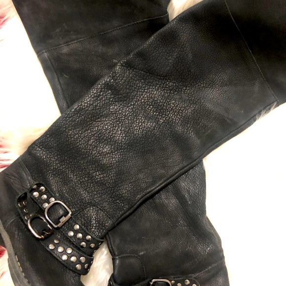 Genuine leather boots because they fit smaller than a 9.5 I didn't wear them. - Picture 2 of 3